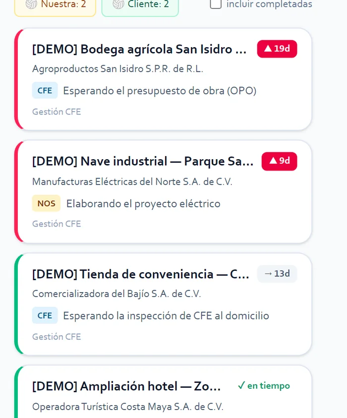Tablero de obras de VoltIQ en celular: tarjetas de obras de ejemplo con barra de color roja o verde, chip de quién detiene el trámite (CFE, nosotros o el cliente) y el conteo de días del plazo.